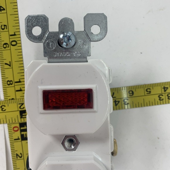 Leviton 5226-W SIDE WIRE SINGLE POLE COMBO SWITCH & Pilot Light 15A 120VAC - Picture 14 of 15